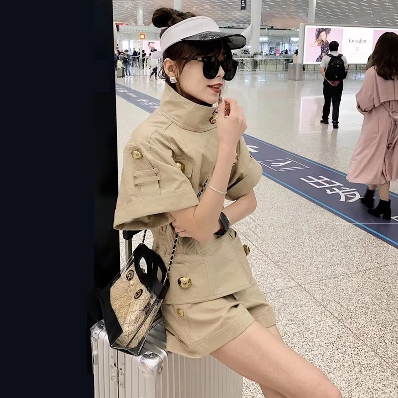 TWOTWINSTYLE летний Однотонный женский костюм на пуговицах с коротким рукавом