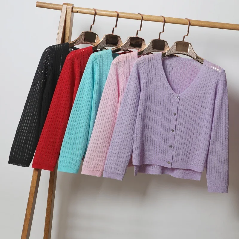 Женский короткий кардиган с V образным вырезом черный тонкий вязаный в полоску