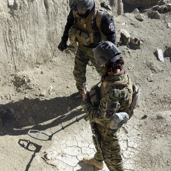 Сотрудники Афганских национальных сил безопасности ищут плакат СВУ