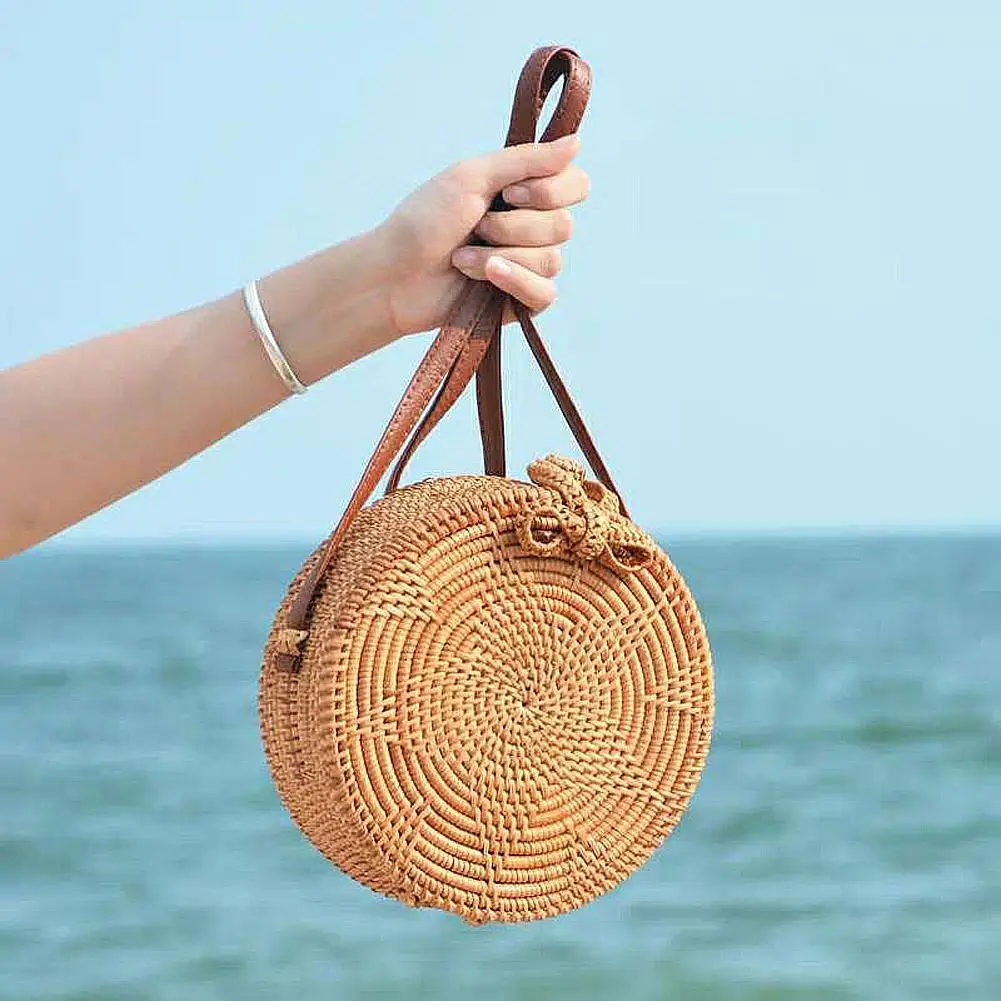 Круглая плетёная ротанговая сумка односторонняя мессенджер со звездами и бантом