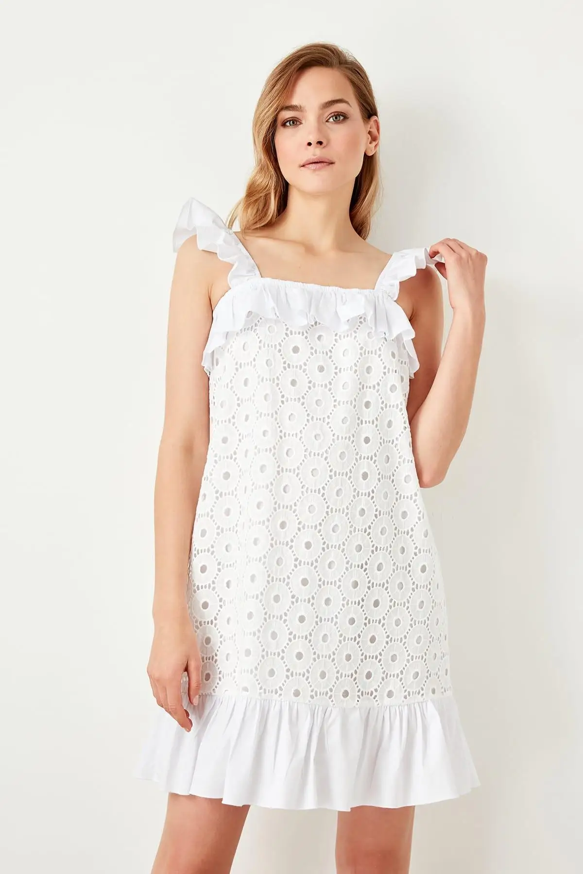 Trendyol белое платье с вышивкой TWOSS19EH0143|Женские платья| |