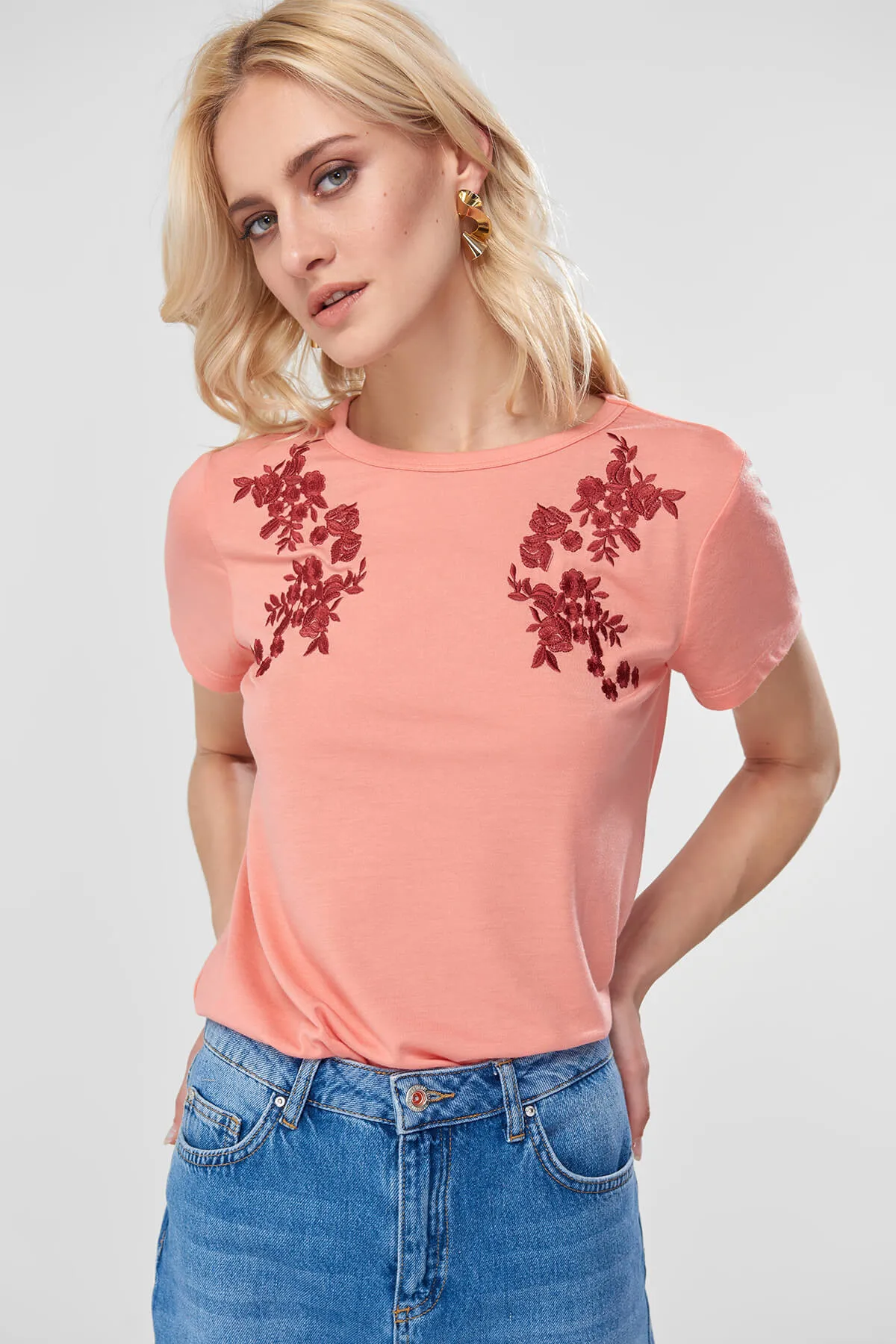 Trendyol Peach Blossom вышитые трикотажные футболки TOFSS18EP0074 | Женская одежда