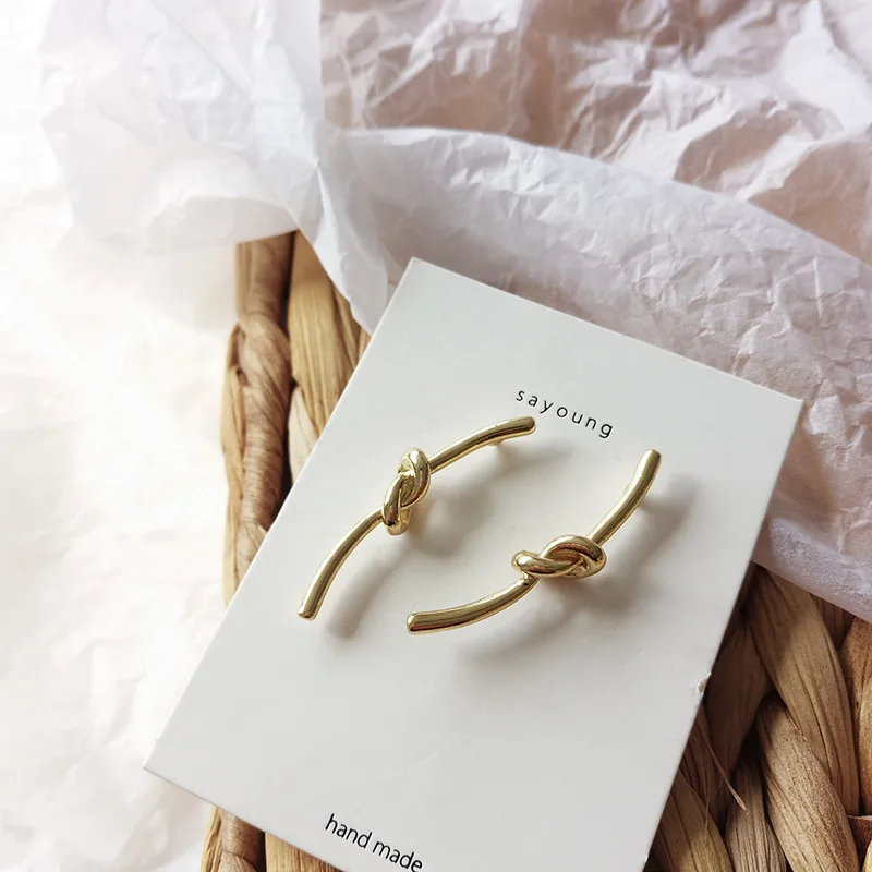 Женские серьги-гвоздики с металлической текстурой в стиле панк | Украшения и