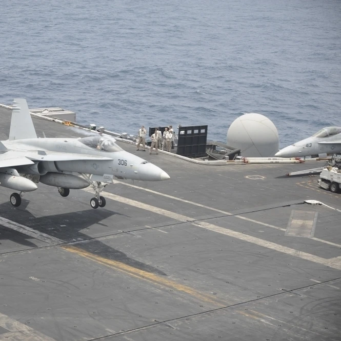 An F/A 18C Hornet земли на летной палубе USS Nimitz плакат печать (34x22)|Таблички и знаки| |