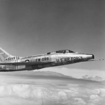 Боковой профиль истребителя в полете F 100C Super Sabre плакат печать (18x24)|Таблички и