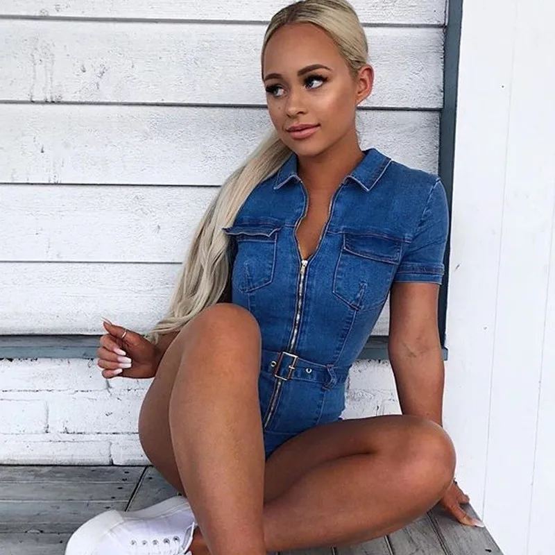 Женский комбинезон уличный с глубоким треугольным вырезом на молнии джинсовый