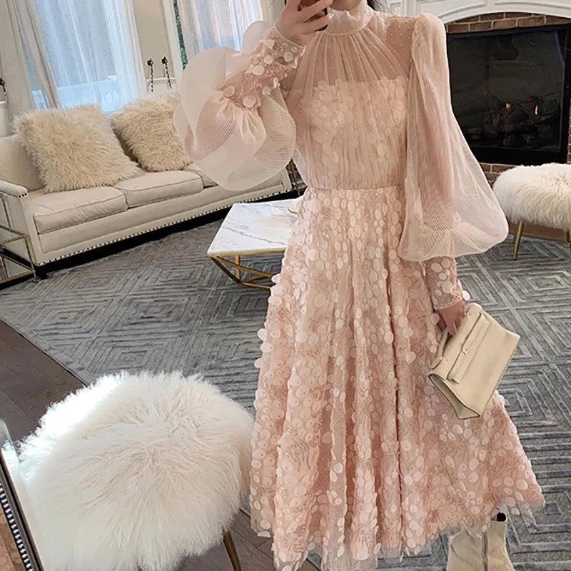 Сетчатое платье TWOTWINSTYLE с воротником стойкой и длинными рукавами высокой талией