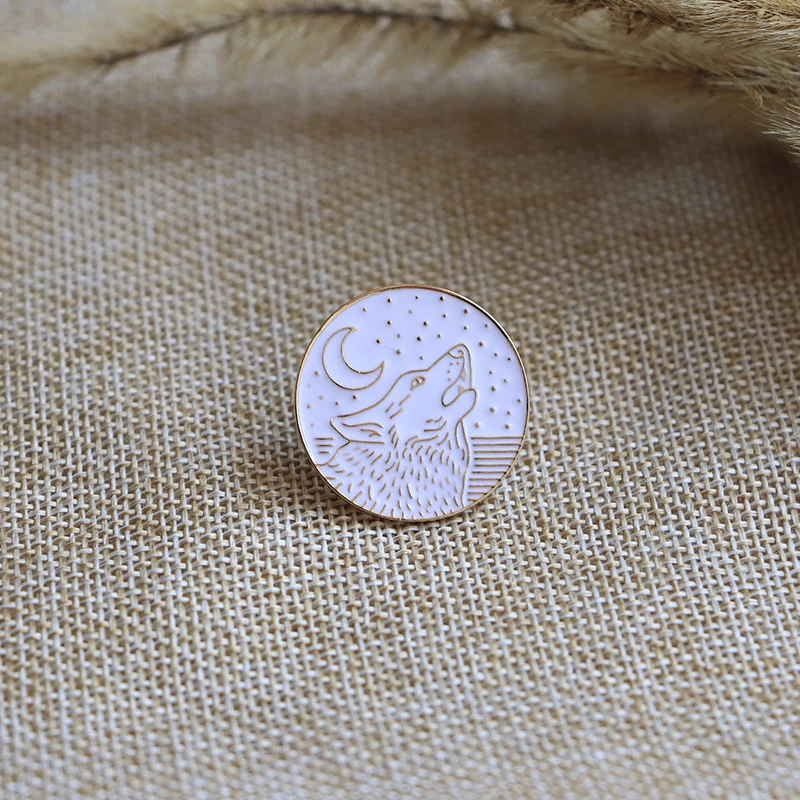 Moon Wolf Brooches Golden Lines Round Enamel Pin for Boys Girls Lapel Pin Hat/bag Pins Denim Jacket Women Brooch Badge Q693