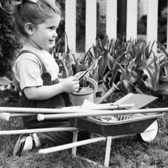 Боковой профиль девушки держащей Пакеты семян в саду и улыбающийся плакат печать