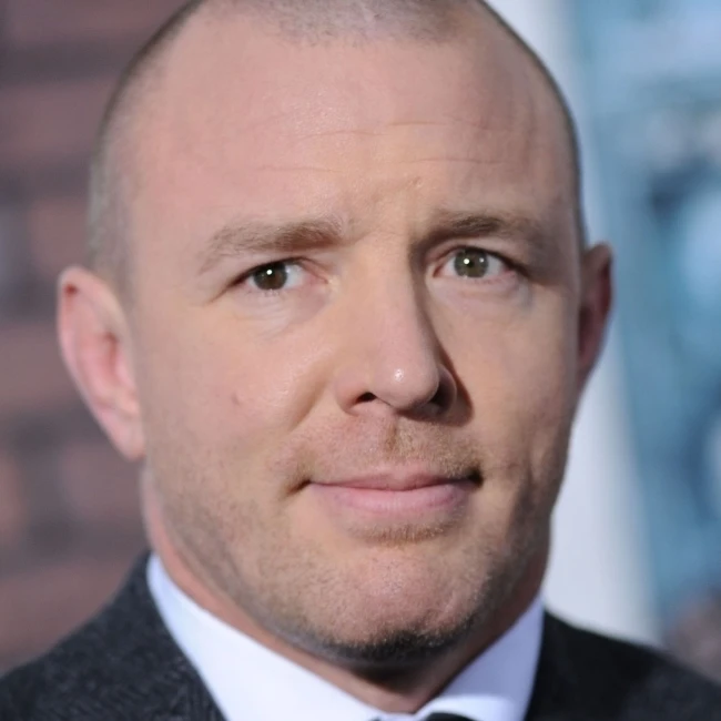 Guy Ritchie по прибытии для Sherlock Holmes Premiere Photo Print (16x20)|Таблички и знаки| |