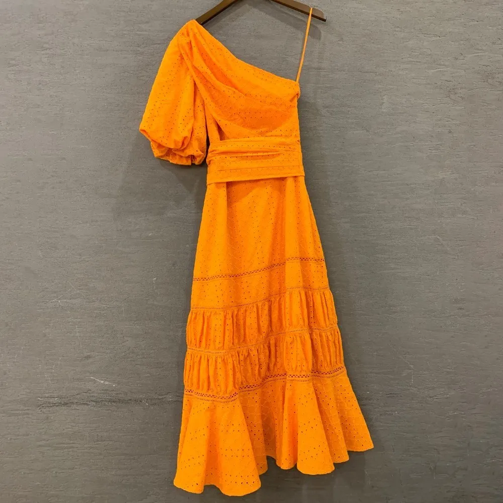 Женское платье миди TWOTWINSTYLE повседневное однотонное на одно плечо с пышными