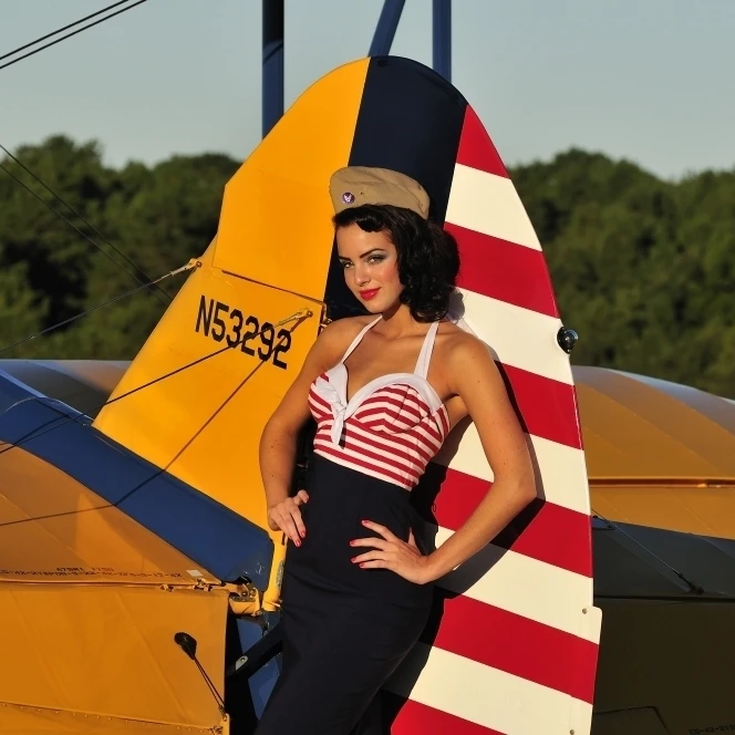 1940's Стиль pin up Девушка опираясь на хвост стеармана биплан плакат печать