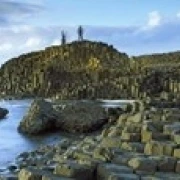 Люди скалолазающие на скалах в Causeway Bushmills County Antrim Северной Ирландии плакат печать