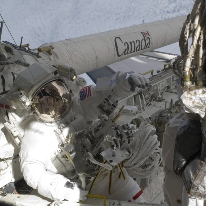 Астронавт по правому борту грузового отсека космического шаттла Atlantis Poster Print