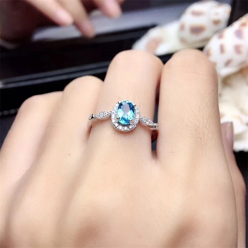 Кольцо из серебра 925 пробы с натуральным голубым топазом 0 5 карата