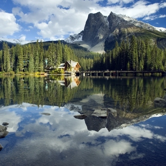 Изумрудное озеро и Лодж Yoho национальный парк Британская Колумбия Канада плакат