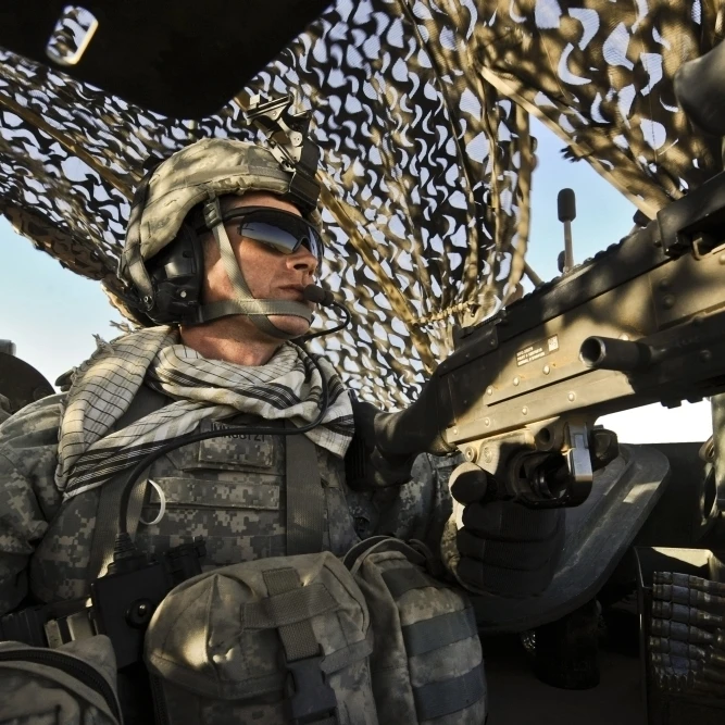 Армейский специалист США обеспечивает заднюю безопасность внутри