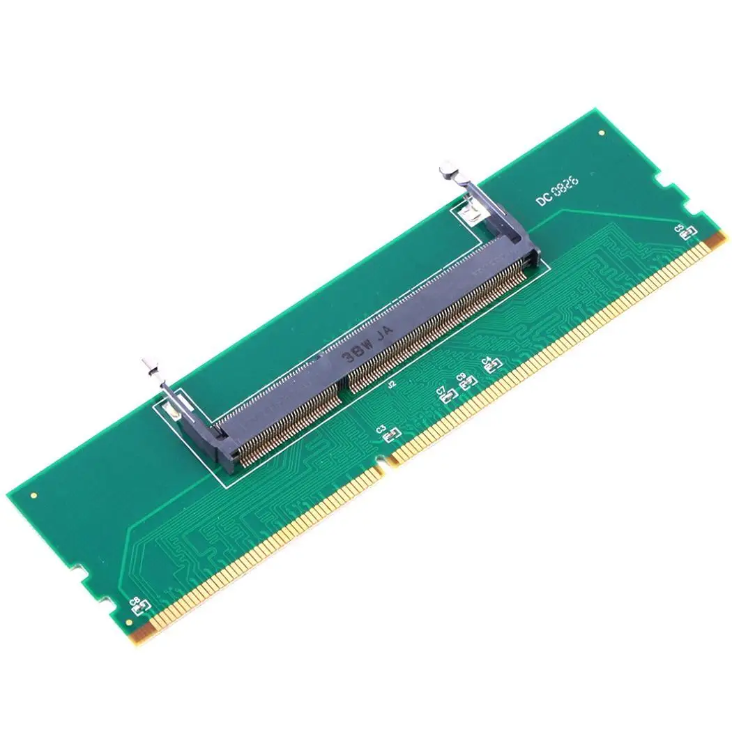 Ноутбука на рабочем столе памяти адаптер RAM стильный дизайн с отличительный вид.