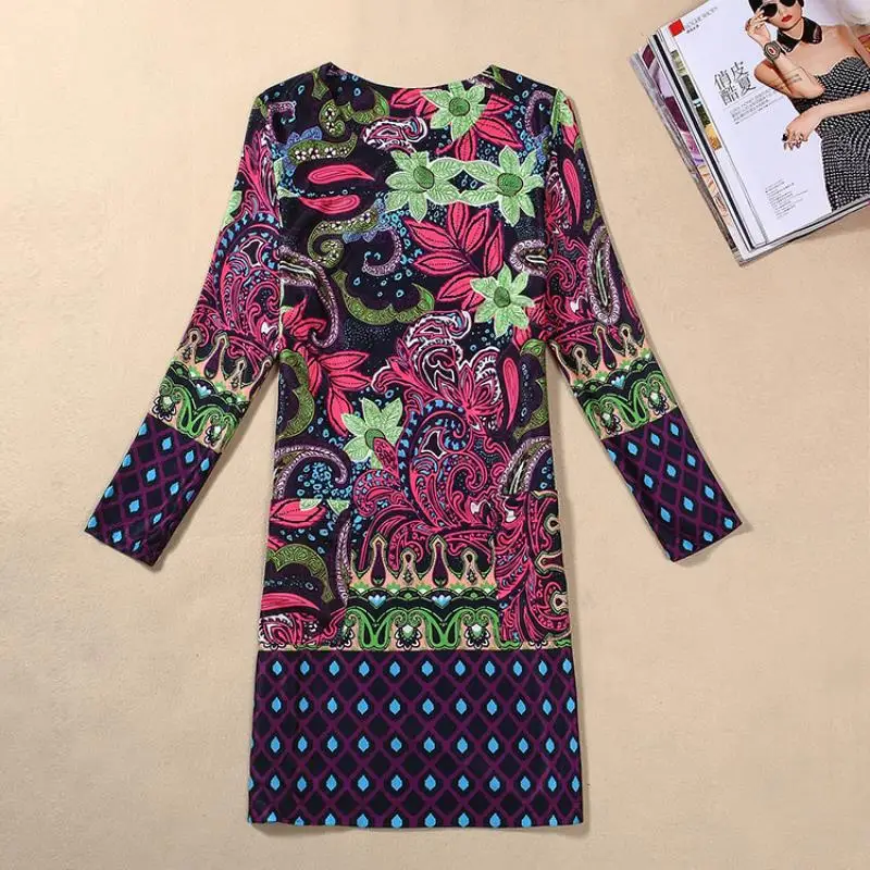 Женское летнее и осеннее платье в полоску с классическим круглым вырезом и длинными рукавами.