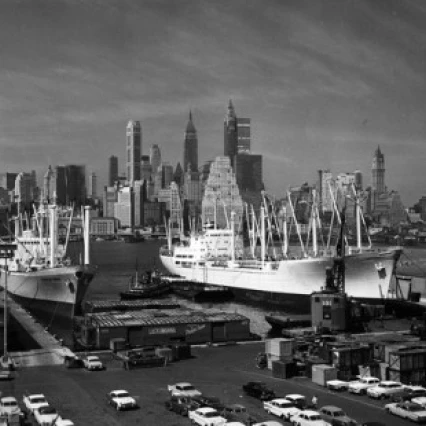 США Нью Йорк город контейнеровоз корабли на коммерческий док 1970 s плакат печать