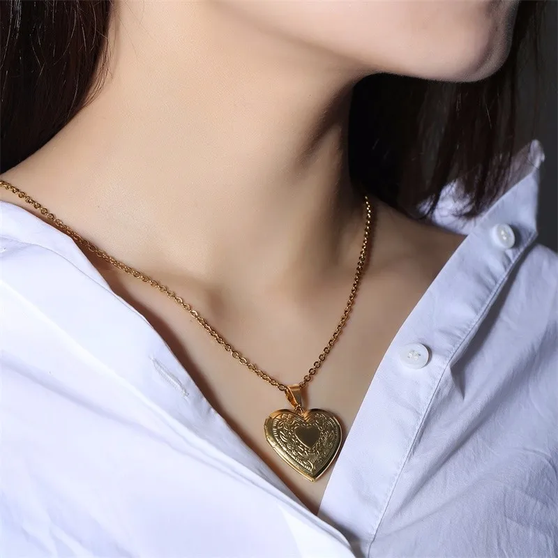 Womens Romantic Floral Embossed Gold Locket Necklace Girls Heart Photo Pendant in Golden Stainless Steel for Girl | Украшения и