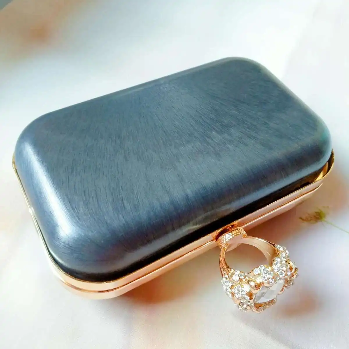 

Manual DIY Woman Package Mouth Golden Box Corolla Form Diamonds Head Mouth Hand Package Dinner Package Full Package Send Paper