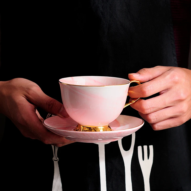 Керамические чашки и блюдца для послеобеденного черного чая в скандинавском