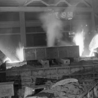 Жидкий металл течет из ведер в стальных работах плакат печать (18x24) | Дом и сад