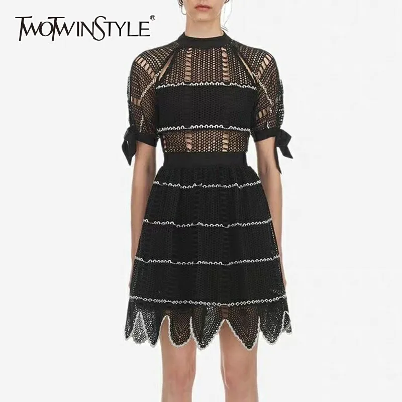 Платье TWOTWINSTYLE ажурное кружевное с коротким рукавом повязка бантом высокой