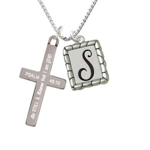 Pebble Border Initial S Be Still and Know крест ожерелье|Подвески| |
