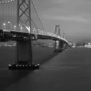 Низкий угол обзора подвесной мост горит ночью Bay bridge Сан-Франциско Калифорния США