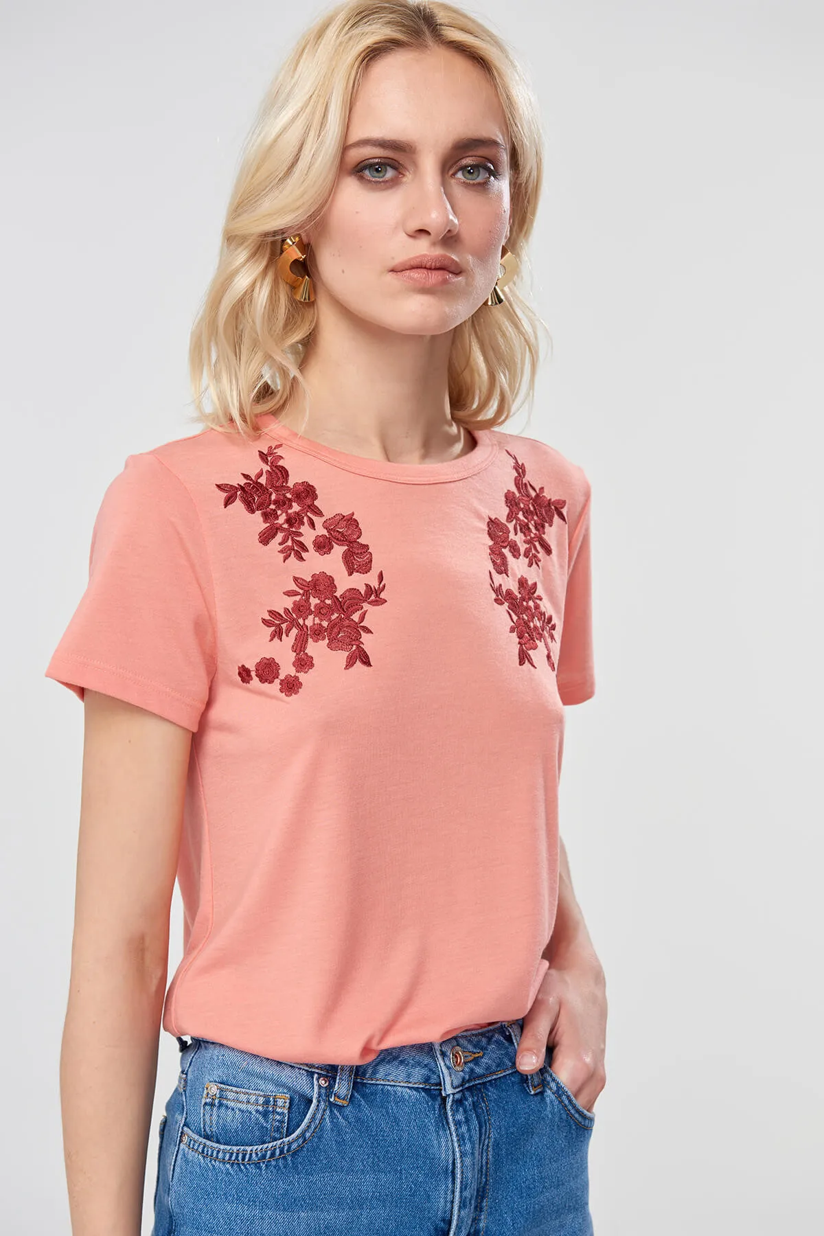 Trendyol Peach Blossom вышитые трикотажные футболки TOFSS18EP0074 | Женская одежда