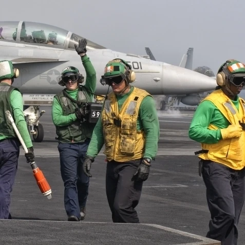 Growler EA-18G направляется в катапульта на борту USS George H.W. Печать плакатов Bush (20x9) | Дом и