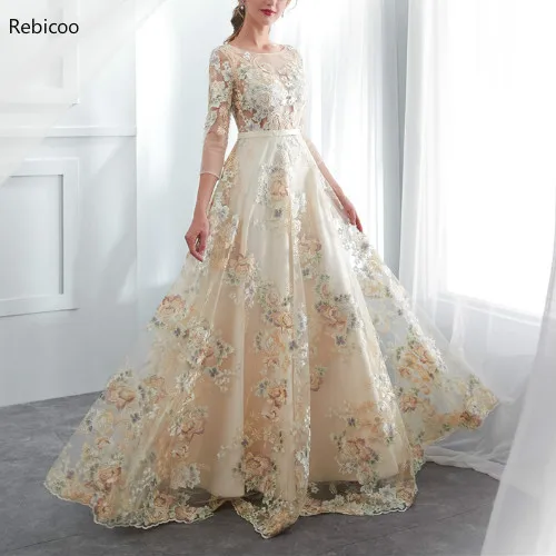 Женское вечернее платье длинное цвета шампанского с круглым вырезом открытой