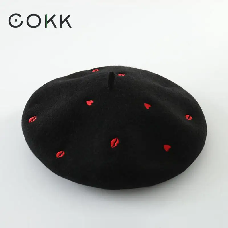 COKK-gorros planos de lana para mujer, Boina bordada con labios y corazón rojo, suave, para Otoño e Invierno