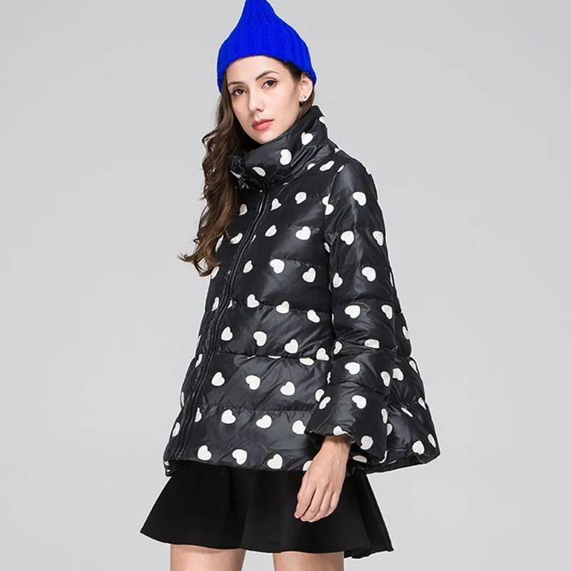 Женский пуховик с вышивкой черно-белый в форме сердца воротником-стойкой