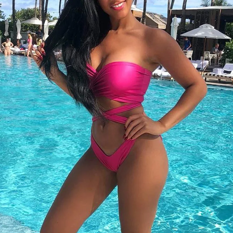 Женское пляжное боди с открытыми плечами однотонное розовое на шнуровке летний
