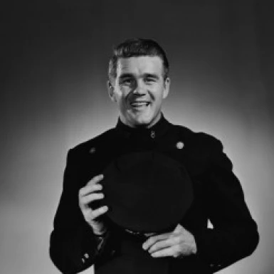 Портрет зрелого улыбающегося человека в униформе студия выстрел плакат печать