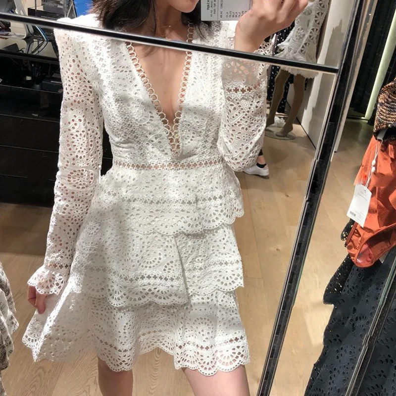 Белое ажурное многослойное платье с v образным вырезом и длинными