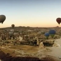Горячие воздушные шары над ландшафтом на рассвете Cappadocia центральной анатолии