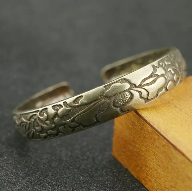 

Collection Chinese Brass Carved Beautiful Buddhism Lotus Flower Bracelet Exquisite Small Statue Gift