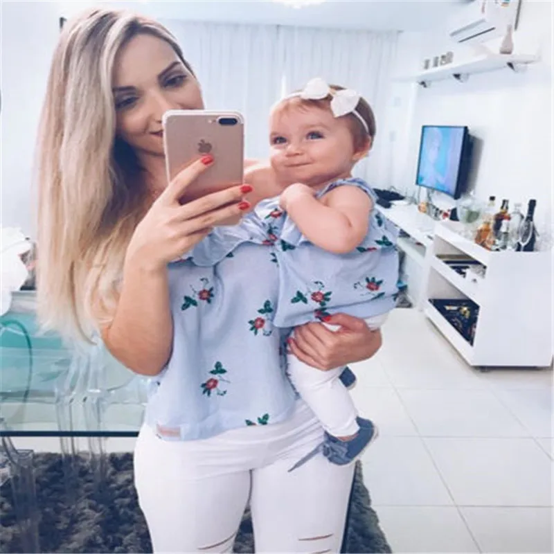 Летние Семейные комплекты для мамы и дочки топы в полоску без рукавов с цветочным