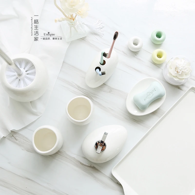 Белая ванная комната Простые керамические аксессуары для ванной бутылка лосьона