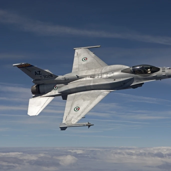 В F 16E маневры во время тренировочного миссии над Аризона плакат печать