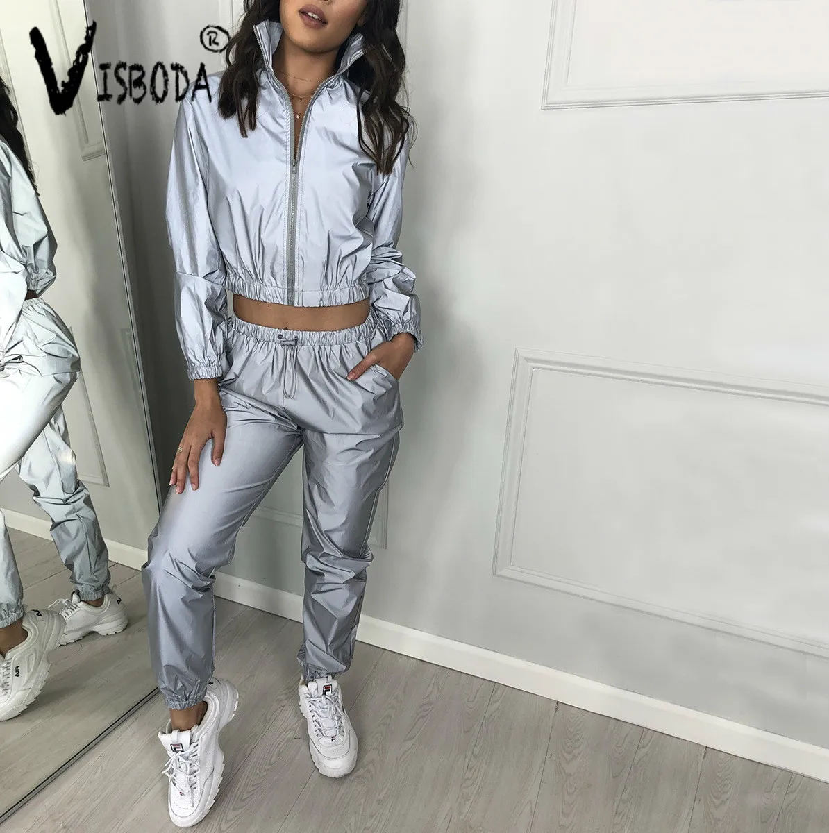 Спортивный костюм женский из двух вещей: короткий топ и брюки светоотражающей