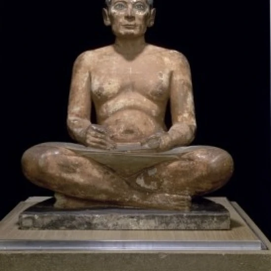 Статуя писца египетского искусства Musee du Louvre постер с видом Парижа печати (24x36) |