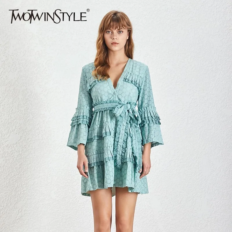 Платье с расклешенными рукавами TWOTWINSTYLE весеннее плиссированное платье