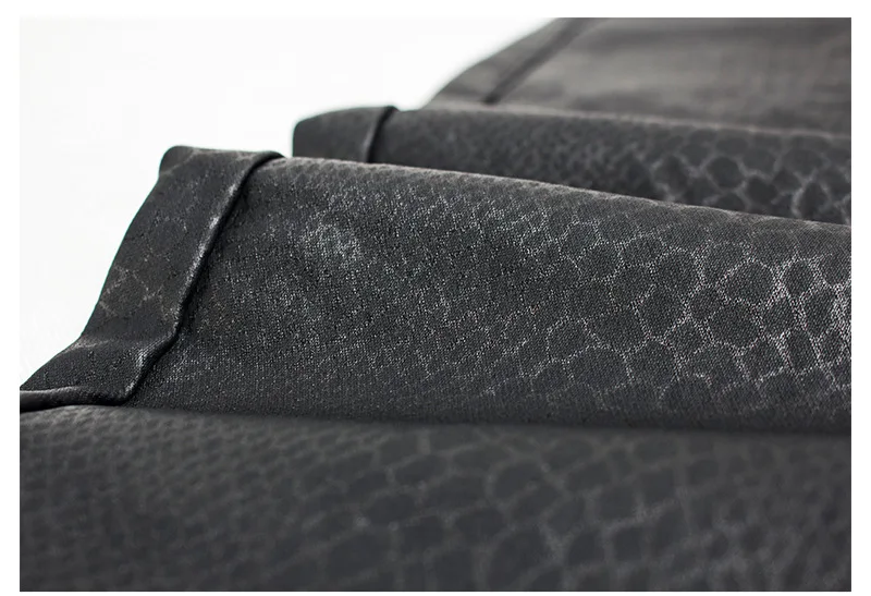 Женские брюки карандаш LOGAMI черные кожаные со змеиным принтом на пуговицах из