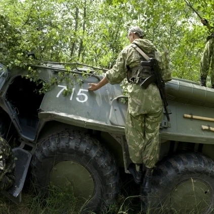Украинские солдаты тренируются со службой членов НАТО Партнерство за мир Наций