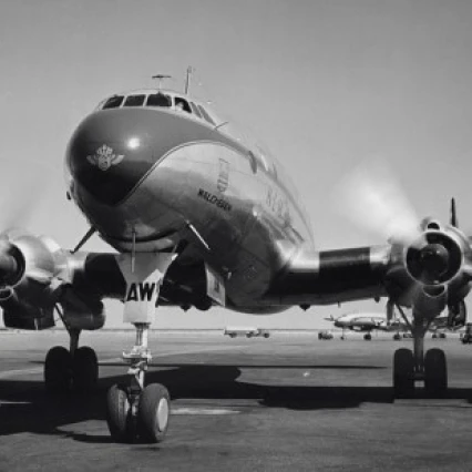 Низкий угол обзора самолета на взлетно-посадочной полосе плакат печать (18x24) | Дом